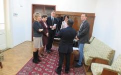 Katolikus gimnázium: Bukarestben keresik igazukat a szülők