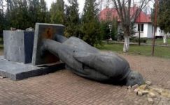 Egyetlen jelentkező, de drágán vitte el a kárpátaljai Lenin-szobrot