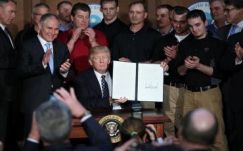 Trump alírta az Obama környezetvédelmi intézkedéseit eltörlő elnöki rendeletet