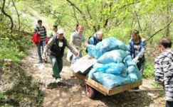 Tele van szeméttel a Tordai-hasadék, az illetékesek egymásra mutogatnak