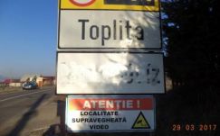 FRISSÍTVE - Nyomoznak Maroshévíz lemázolt helységnévtábláinak ügyében