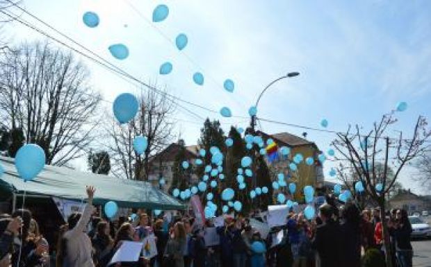 Kék lufik repkedtek Szatmár megyében: az Autizmus Napját ünnepelték
