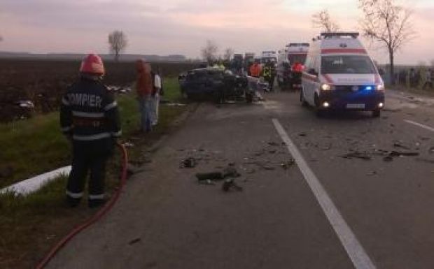 Hárman meghaltak, négyen életveszélyesen megsérültek egy balesetben