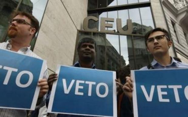 „János, ne írd alá!” – a CEU mellett tüntetnek Budapesten