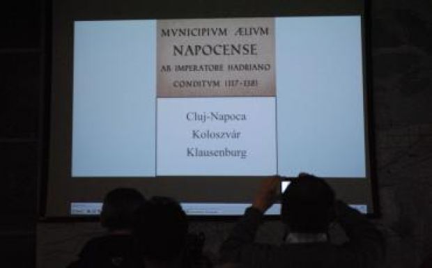 FRISSÍTVE - Három plusz egy nyelvű helységnévtáblákat helyeznek ki Kolozsváron