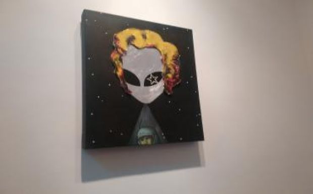 „Egy földönkívüli arcképtanulmánya” –  új kiállítás a csíkszeredai Új Kriterion Galériában