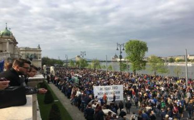 Budapesten és Berlinben is tüntetnek a CEU-törvény ellen