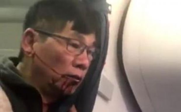 Lerángatták a gépről, mert kellett az ülőhely a légitársaság alkalmazottainak