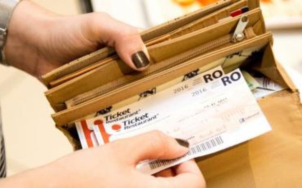 Egységes bértörvény: megszűnnek az ebédjegyek a közszférában