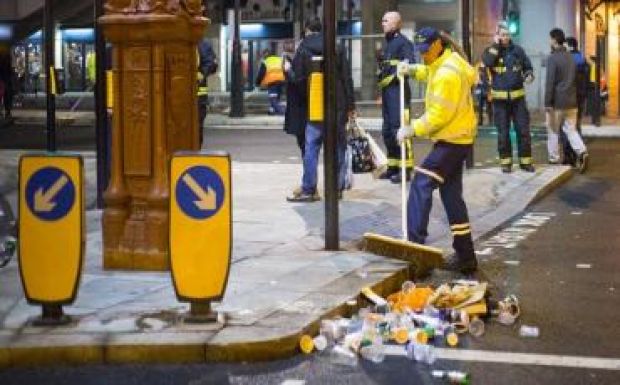 Szigorúbban büntetik az utcai szemetelést a britek