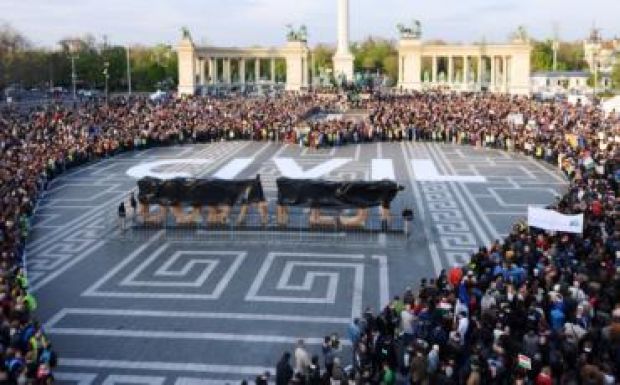 Újabb tüntetés Budapesten: dulakodás a Fidesz székházánál