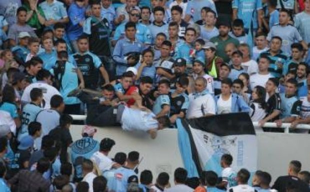 Ledobták a szurkolót a lelátóról, belehalt a sérüléseibe