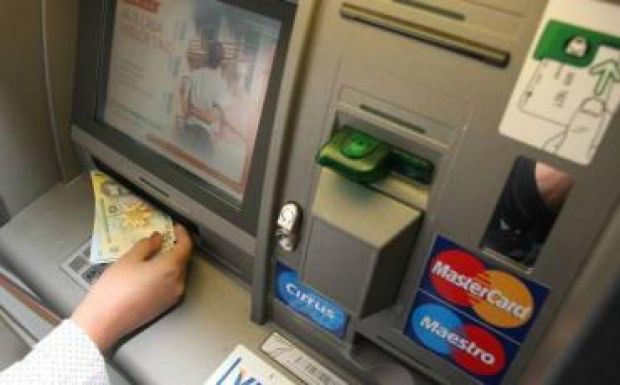 Nagy összeget felejtett valaki a bankautomatánál, egy rendőr találta meg a pénzt