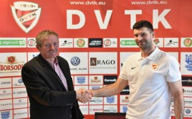 Komoly erősítés a DVTK Jegesmedvéknél, Vas János aláírt