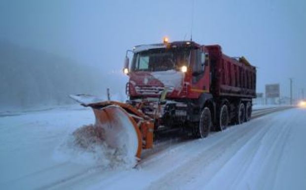 FRISSÍTVE - Visszatért a tél:  sínekre dőlt fák, leszakadt vezetékek, akadozó közlekedés