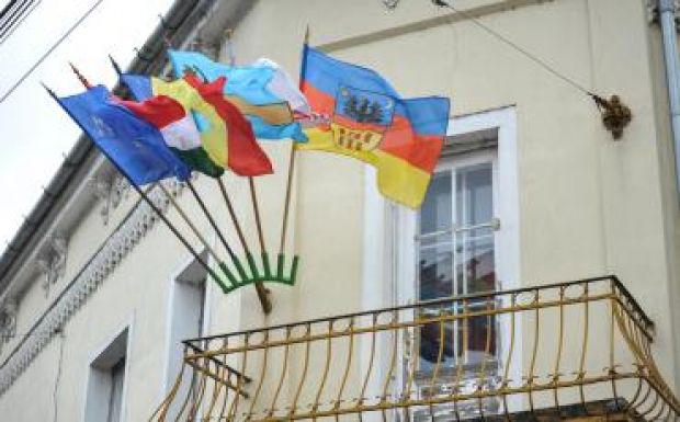 Erdély-zászló színesíti Tőkés László irodáját 