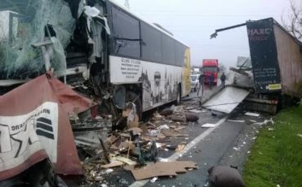 Autóbusz ütközött teherautóval Maros megyében