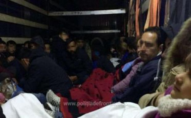 Száztizenegy menedékkérő bújt meg egy kamionban