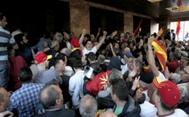 Mintegy ötvenezren éjszakáztak a macedón parlament előtt