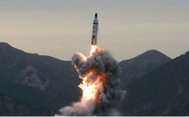 Észak-Korea újabb rakétát lőtt ki: veszélyben Szöul és Tokió