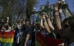 A bukaresti PSD-székház előtt tüntetett az LMBT-közösség néhány tagja