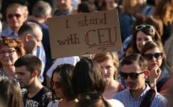 Több ezren tüntetnek Budapesten a CEU mellett
