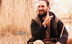 Sámándaloktól Tolkienig – Csíkszeredában koncertezik Mika, a dalnok 