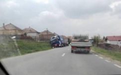 „Kidőlt” egy nyerges vontató Székelyudvarhely határában