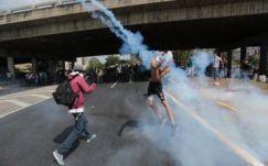 A rendőrség és az aktivisták utcai harcába torkollt a venezuelai tüntetés