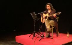 Gyermekkoncerttől egyszemélyes performanszig – Bertóti Johanna dalmaratonján jártunk