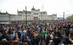 Soros üzeni: soha nem hagyják el Budapestet