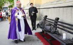 Átadták a Hajléktalan Jézus szobrát Budapesten