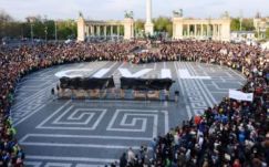 Újabb tüntetés Budapesten: dulakodás a Fidesz székházánál