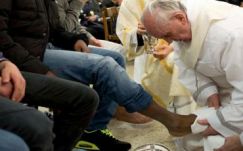 Rabok lábát mosta meg Ferenc pápa nagycsütörtökön