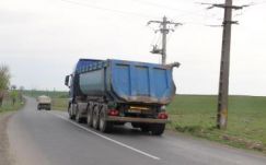 Határ menti együttműködés keretében újítanak fel 50 km Arad megyei utat