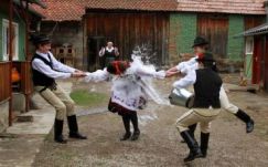 Felmérés: a legtöbben otthon ülünk húsvétkor, kevesen járnak locsolni