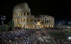 Ferenc pápa vezette a keresztutat nagypéntek este a római Colosseumnál