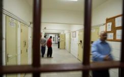 Több mint 300 elítéltet engednek haza az ünnepre