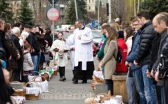Több ezren vettek részt a Kárpát-medence legnagyobb ételszentelésén Csíkszeredában