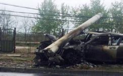 Ittas fiatalok ütköztek Mercedesükkel villanypóznának