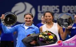 Trófeával pózolt Monica Niculescu 