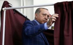 Győzött az elnöki rendszer Törökországban, az EU megfontoltságra inti Erdogant