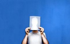 Hadat üzent a Facebook a kamuprofiloknak