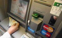 Nagy összeget felejtett valaki a bankautomatánál, egy rendőr találta meg a pénzt