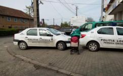 Törvénytelenül parkoló rendőrautókat fotózott, megbüntették