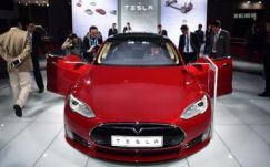 Több tízezer autót hív vissza a Tesla