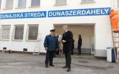 Magyar nyelvű vasúti helységnévtáblákat lepleztek le két felvidéki városban