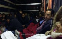 Száztizenegy menedékkérő bújt meg egy kamionban