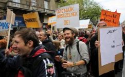 Kifigurázta az utcán az Orbán-kormányt a Magyar Kétfarkú Kutya Párt