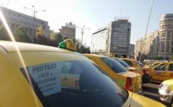 Négyszáz taxis tüntetett a Victoria-palota előtt